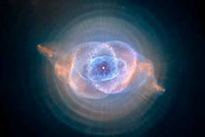 Gambar nebula Mata Kucing dalam skema warna lain. Dalam hal ini lebih biru untuk menunjukkan pendaran atom oksigen